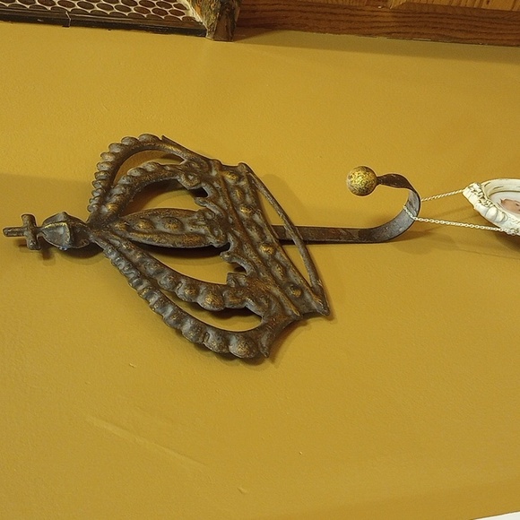 Crown Hook - Picture 4 of 7